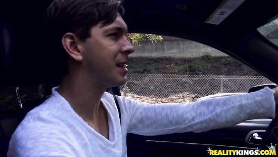 Помог глупой тёлке с ремонтом и трахнул грудастую девушку дома