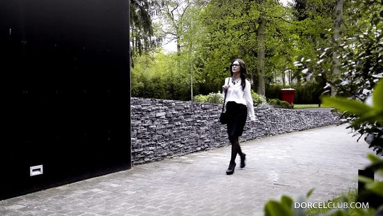 Осторожный мужик трахнул в попу с презервативом красивую давалку