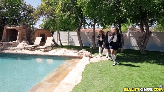 Тёлки пробрались в чужой дом и пришлось мулатке расплачиваться с хозяином