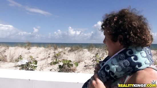 Пикапер на пляже снял пухлую красотку и приболтал девушку на секс