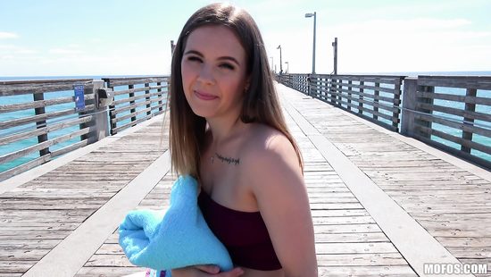 Пикапнул девчонку на берегу моря и трахнул её в кустах за деньги