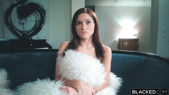 Молодая девчонка изменяет бойфренду со взрослым негритосом