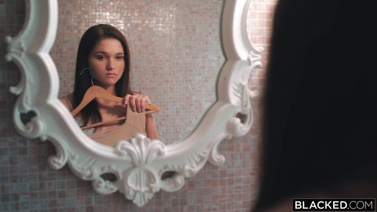 Молодая девчонка изменяет бойфренду со взрослым негритосом