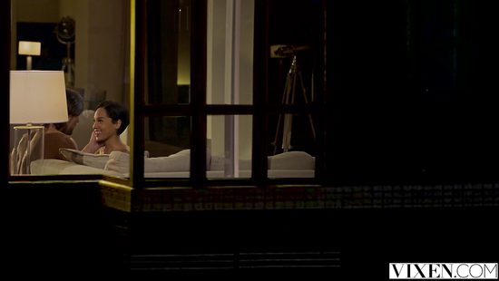 Одинокая блондинка согласилась на ЖМЖ с межрассовой семейной парой