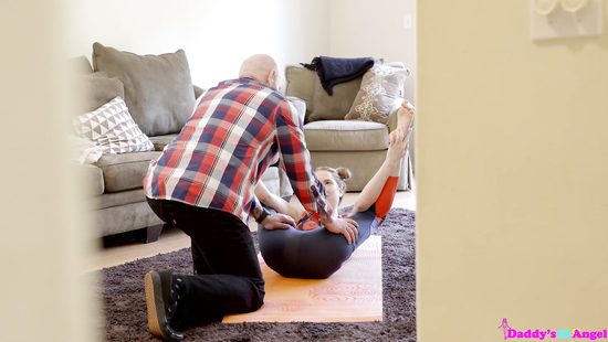 Спортивную падчерицу отчим поимел и в в киску и в узкую анальную дырочку