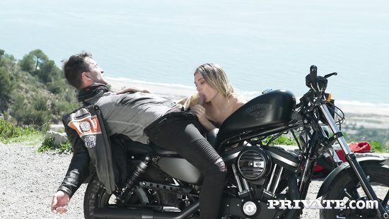 Придорожный минет и анальный трах в мастерской с обалденной байкершей