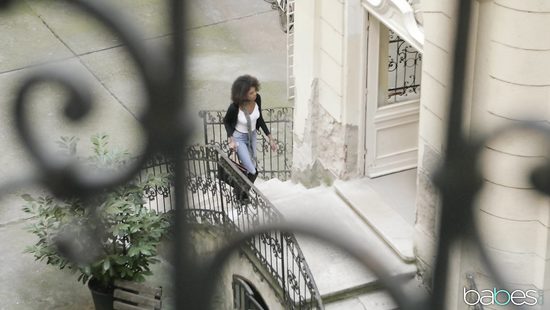 Красивый секс миниатюрной негритянки и усатого белого приятеля