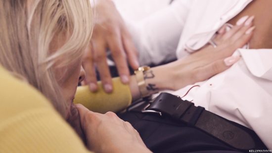 Стюардесса помогает пассажиру скоротать время при помощи анального секса