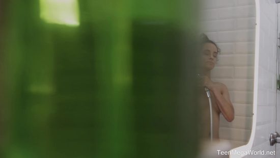 Проснувшись рано утром миниатюрная супруга захотела нежного секса