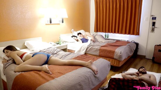 Предки спят и не подозревают, что их совершеннолетних дочек шпилит бородатый жеребец