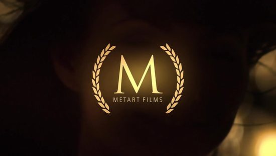 Гимнастка во время тренировки в спортивном зале покажет тебе своё красивое тело