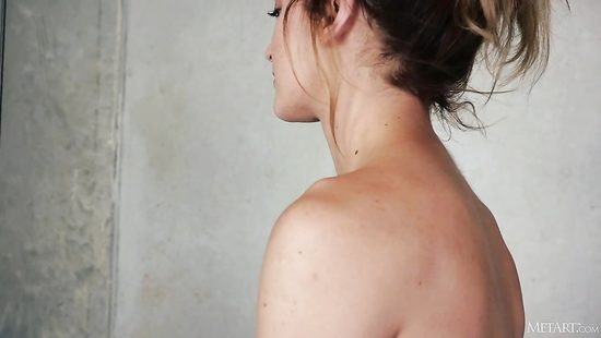 Гимнастка во время тренировки в спортивном зале покажет тебе своё красивое тело