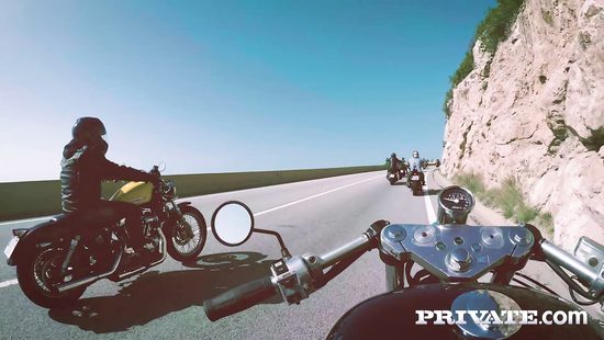 Байкерша с большими сиськами шпилится в клубе с двумя гонщиками