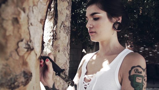 Взрослый мужик отодрал молодую брюнетку в очко и кончил ей в вагину