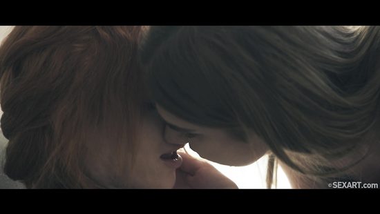 Гибкая девчонка дала рыженькой подруге полизать лысую ватрушку