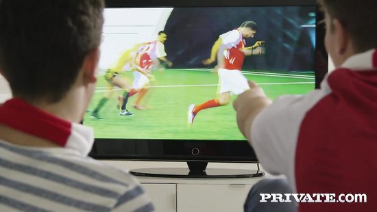 Жёны чтобы отвлечь мужей от футбола предложили устроить анальную оргию