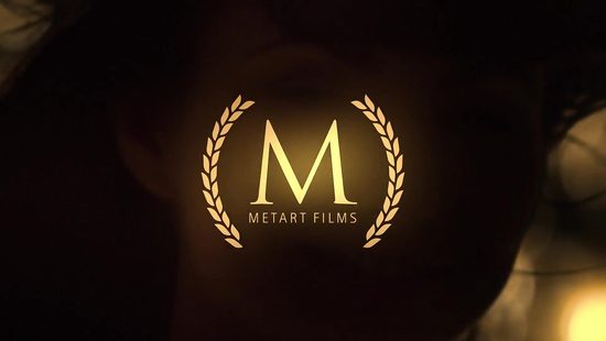 После чашечки кофе очаровательная цыпочка покажет вам своё идеальное тело