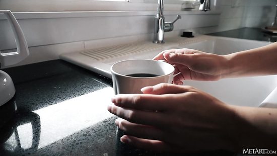 После чашечки кофе очаровательная цыпочка покажет вам своё идеальное тело