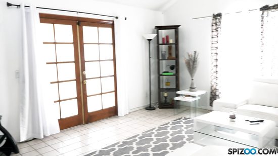 Раздвинула перед соседом ноги и дала отодрать себя во все дырки