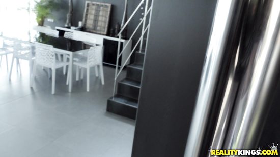 Сексуальная грабительница раскрутила на секс симпатичного хозяина дома