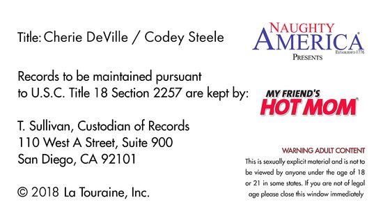 В бассейне грудастая женщина соблазнила молодого друга своего сына