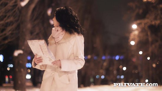 Пригласил к себе туристку из России и согрел замёрзшую брюнетку сексом