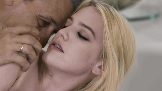 Принял воровку за стриптизёршу и отодрал на диване красивую преступницу