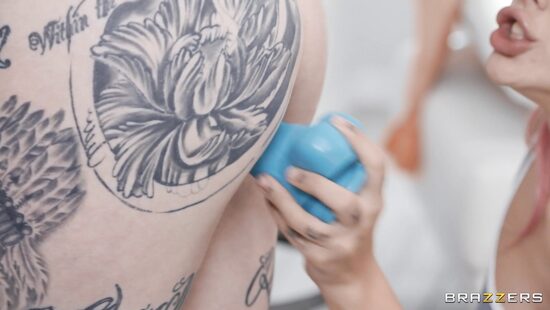 Любовь к членам через дилдо