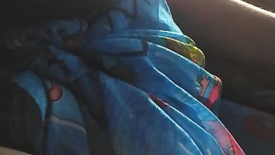 За рулем в лифчике