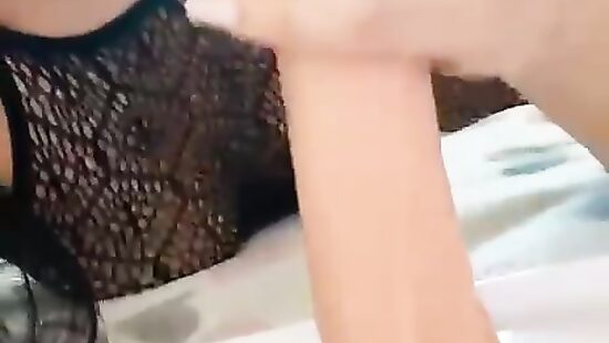 Взяла в ротик игрушку