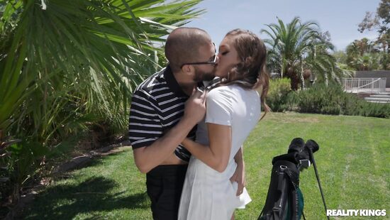 Не уследить за клюшкой мужа