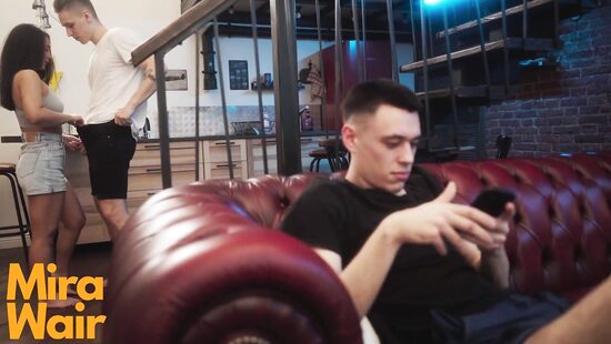 Стать куколдом из-за скучного фильма