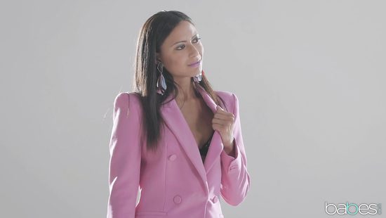 Темпераментная модель вместо фотосессии дала фотографу в сочную попку