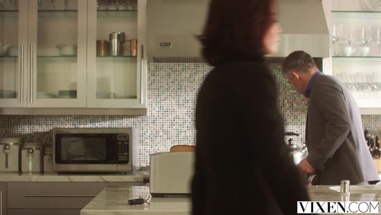 Отчим поддался соблазну и отодрал свою сексапильную падчерицу