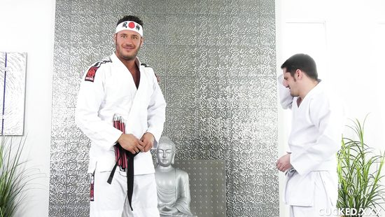 Сенсей учит куколда мужика не только драться, но и трахать свою супругу