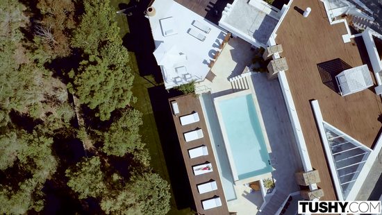 Мощный болт богатого мужика проник в очко обалденной тёлки