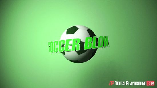 Чтобы сплотить команду, тренер трахнул двух грудастых футболисток