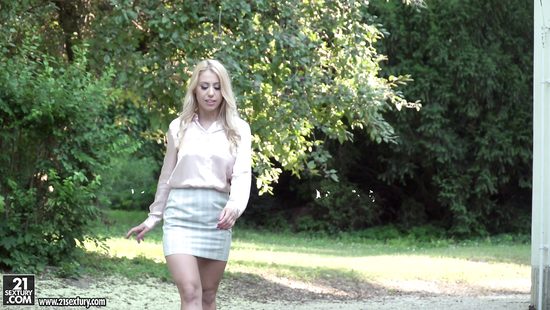 В парке на диванчике грудастая блондинка делает другу глубокий минет