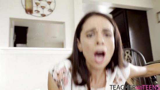 Студент вместо занятий полез под юбку симпатичной преподавательницы