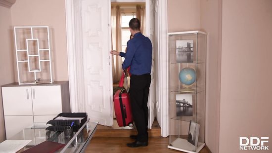 Менеджер отеля не устоял перед прелестями роскошной клиентки