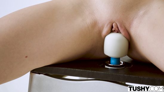 После работы босс не прочь трахнуть в жопу развратную секретаршу