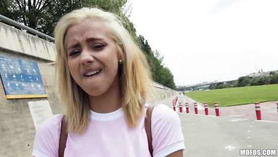 Испанский пикапер за деньги трахнул на улице белокурую латинку