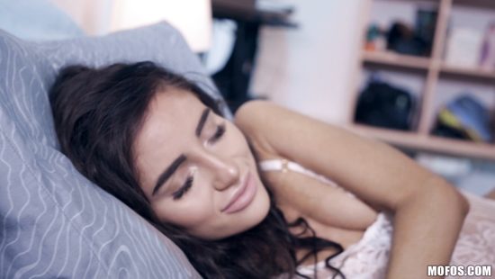 Узкая киска миниатюрной брюнетки чуть не порвалась от мощного члена