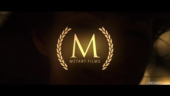 Сексапильная милфа в тёмной комнате соблазняет молодого поклонника