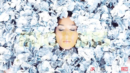 Пацан трахает грудастую брюнетку на постели усыпанной лепестками цветов