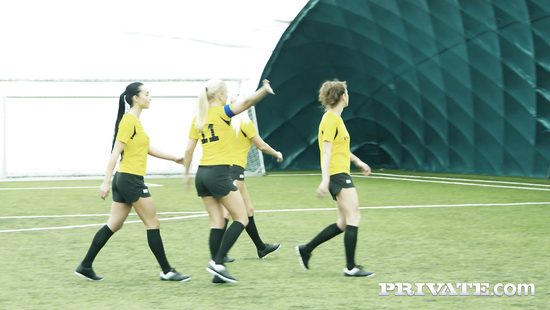 После матча девушки футболистки отдались в раздевалке проигравшим парням