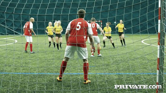 После матча девушки футболистки отдались в раздевалке проигравшим парням