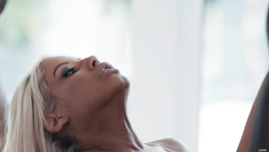 Уставшая милфа трахается со своим темнокожим массажистом