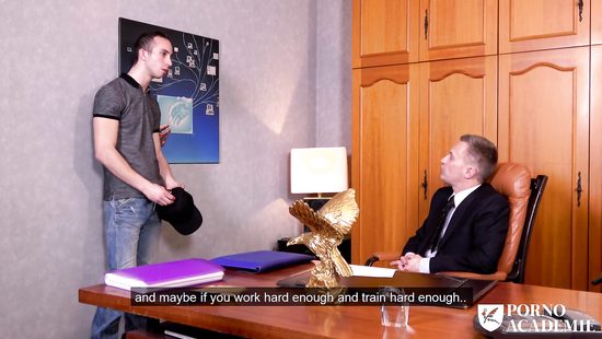 Завуч колледжа устроила в спортзале групповуху с директором и студентом