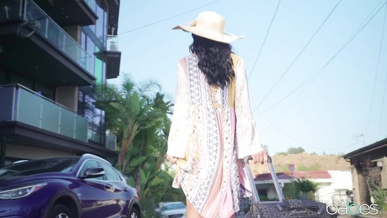 Обалденная негритоска напросилась в гости и соблазнила друга своего отца